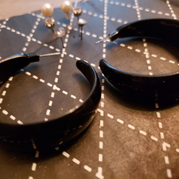 Free earrings set - Picture 2 of 3